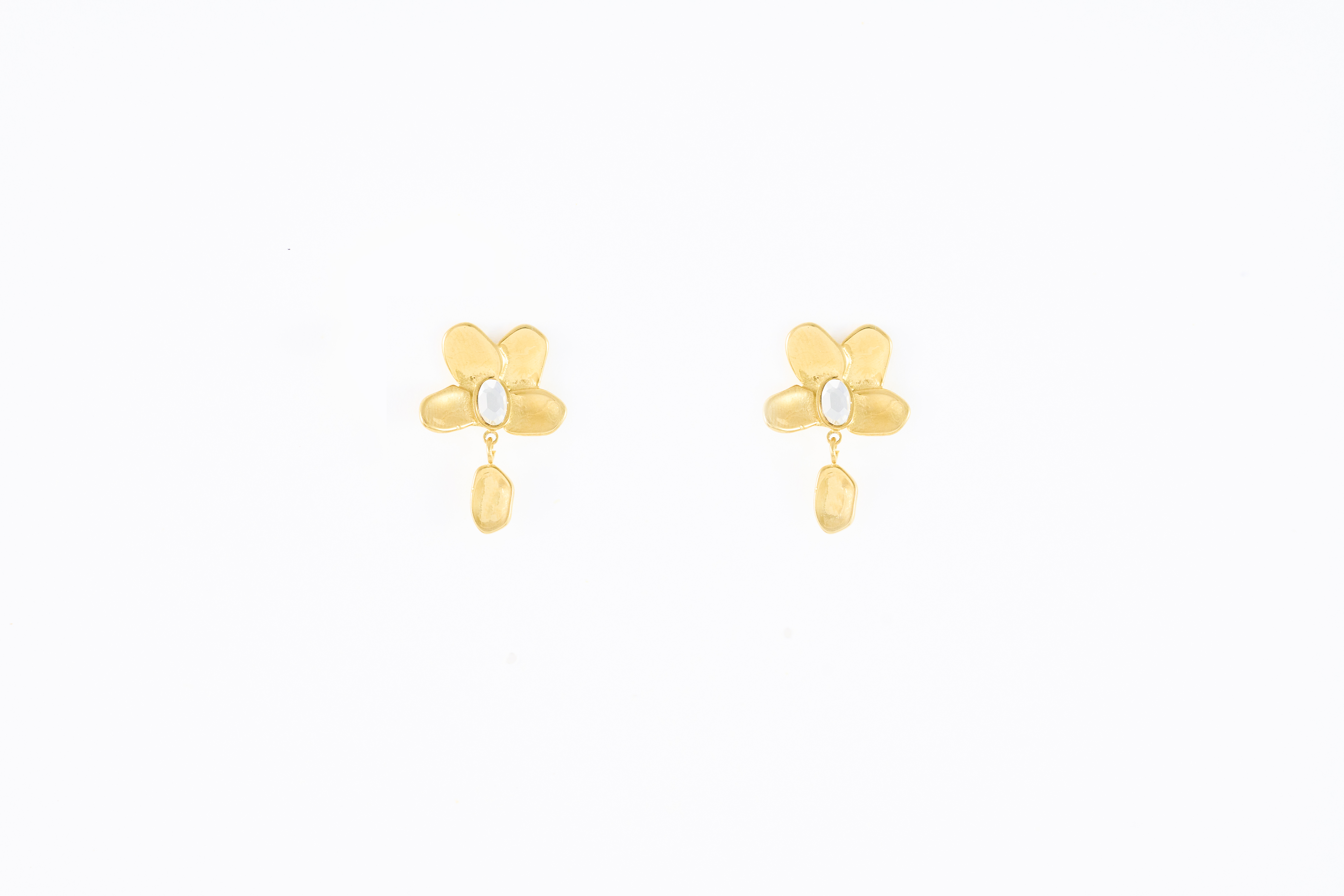 Gouden oorbellen met bloem patroon