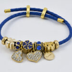 Blauwe koordarmband met gouden kralen en patronen