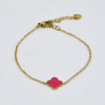 Gouden armband met een rood kristal en verfijnde schakels