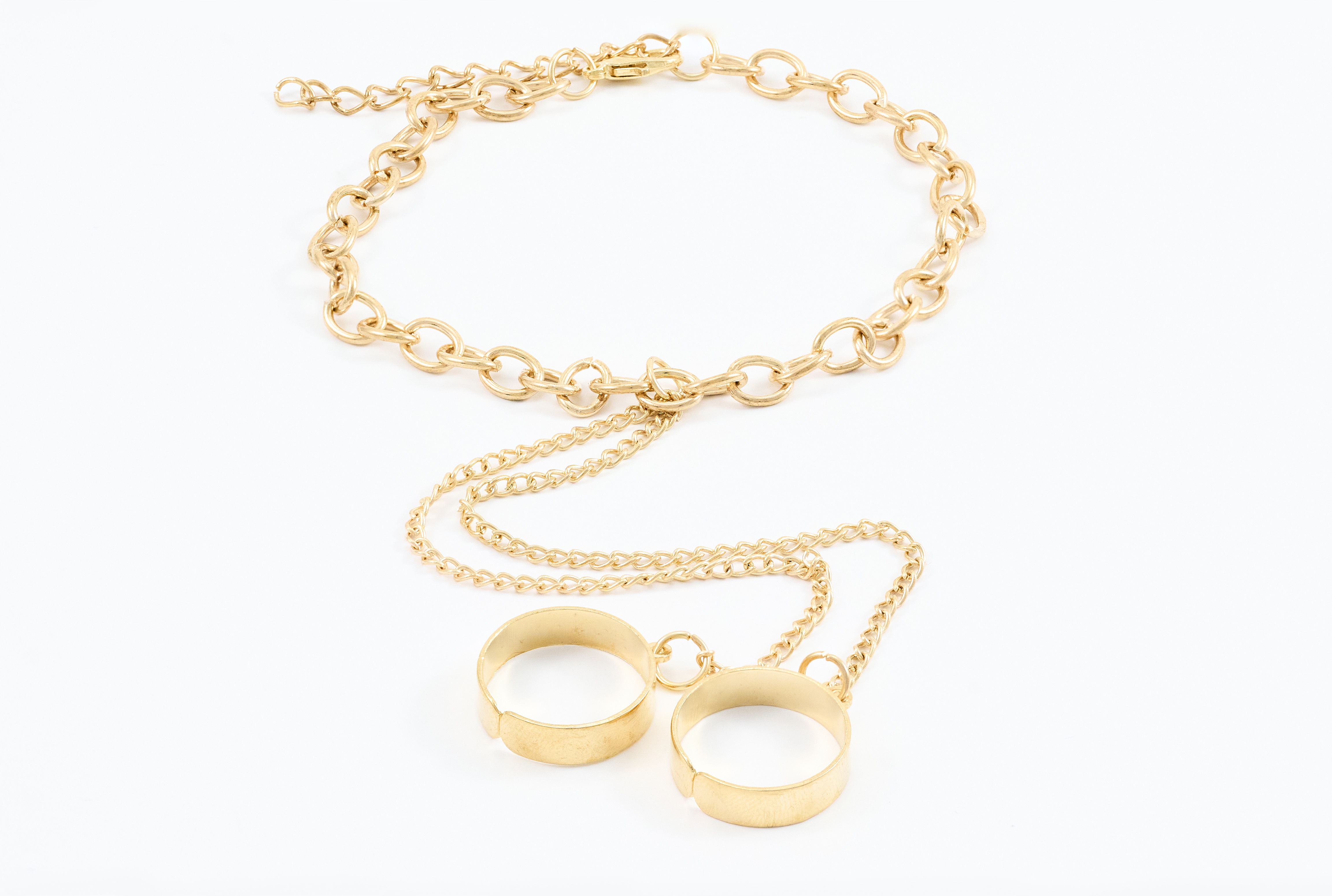 Gouden armband met hartjes en slotbedel