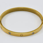 Gouden armband met ingelegde kristallen en open design