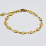 Gouden armband met kleine bedels en fijne schakels