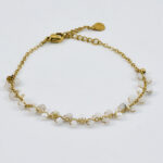 Gouden armband met transparante kralen en elegante details