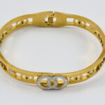 Gouden bangle met strass-details en verfijnde afwerking