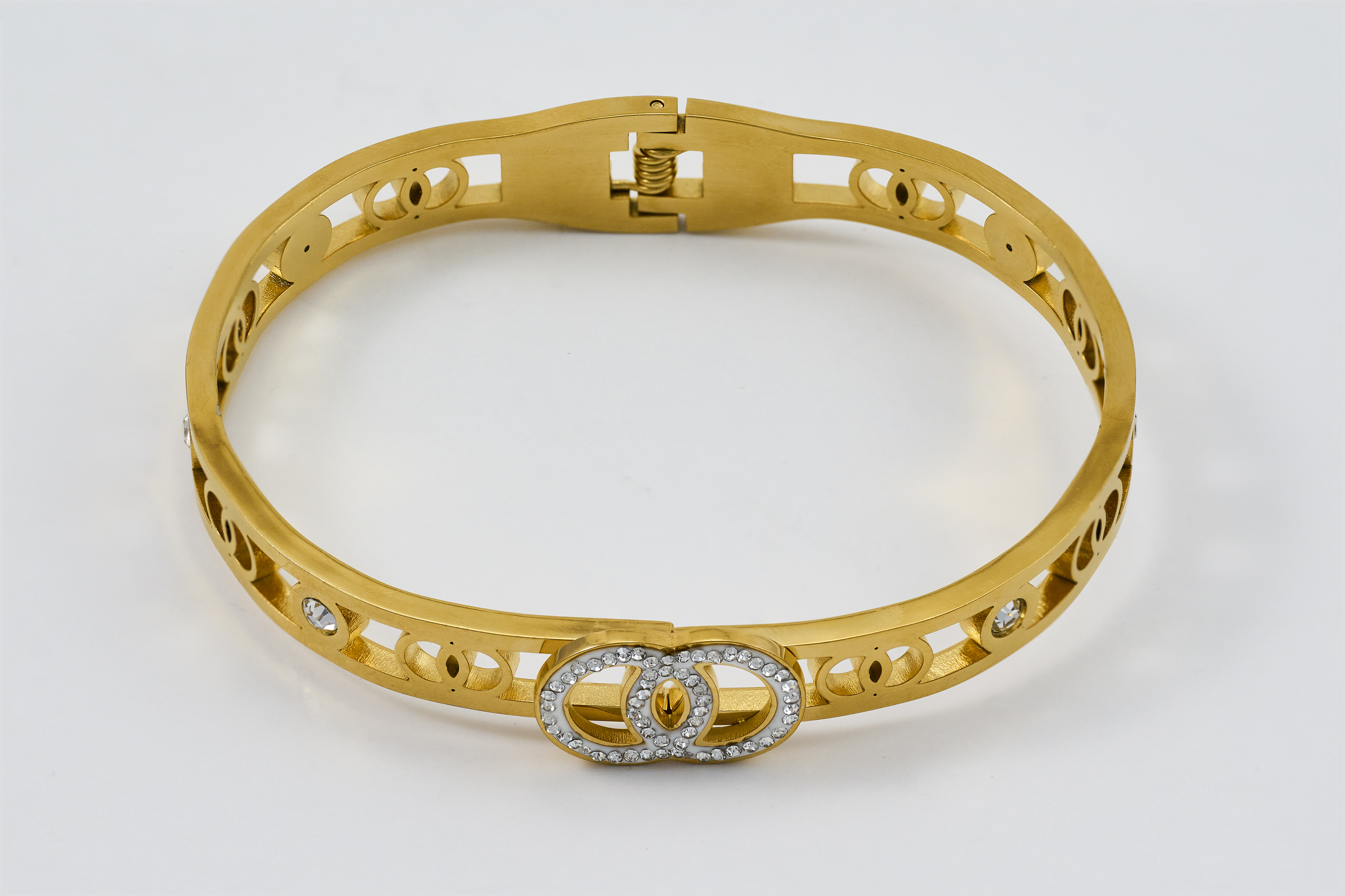 Gouden bangle met strass-details en verfijnde afwerking