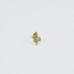 Gouden bloemvormige oorbelpiercing