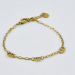 Gouden gevlochten armband met een subtiel patroon