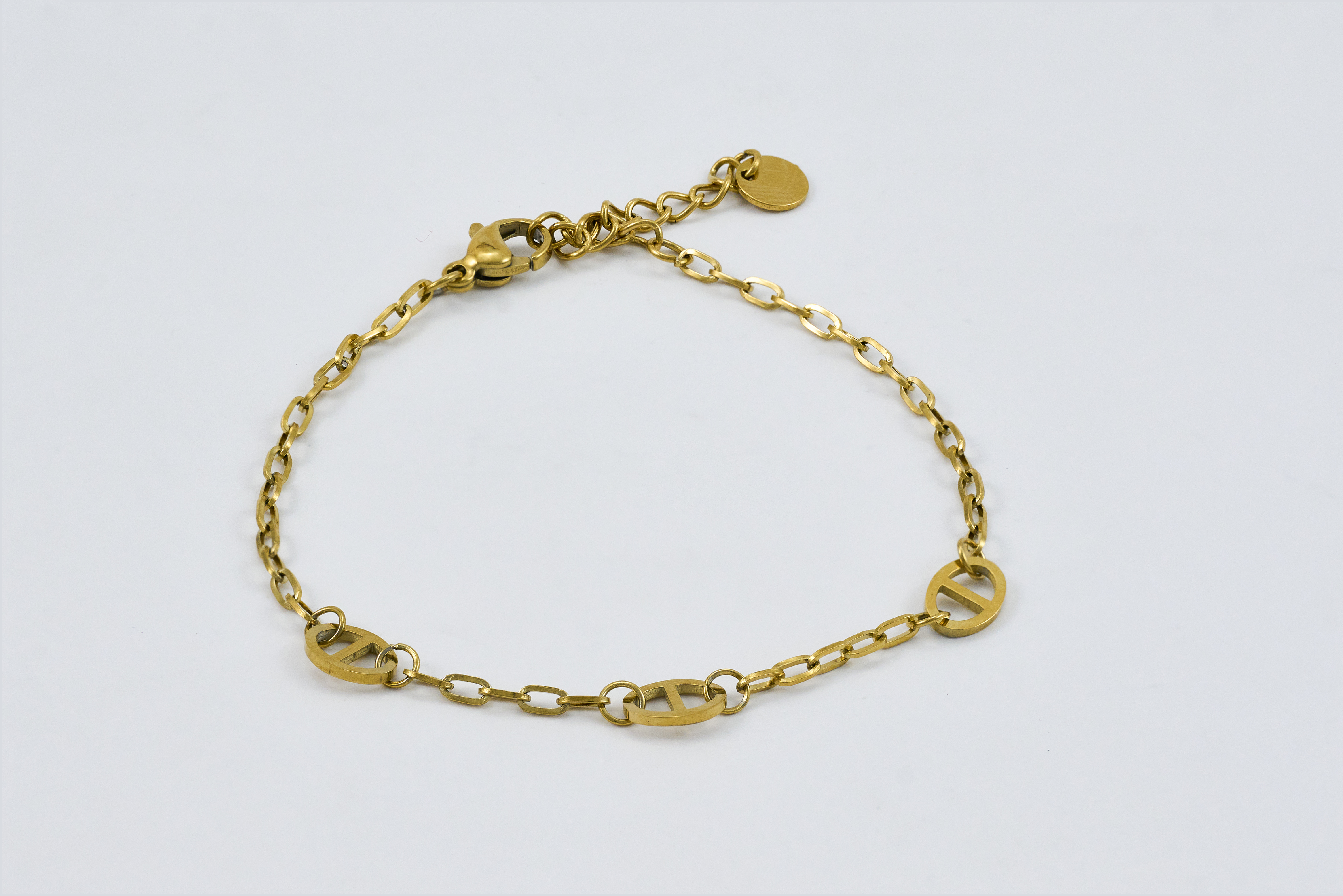 Gouden gevlochten armband met een subtiel patroon