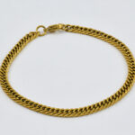 Gouden grove schakelarmband met stevige afwerking