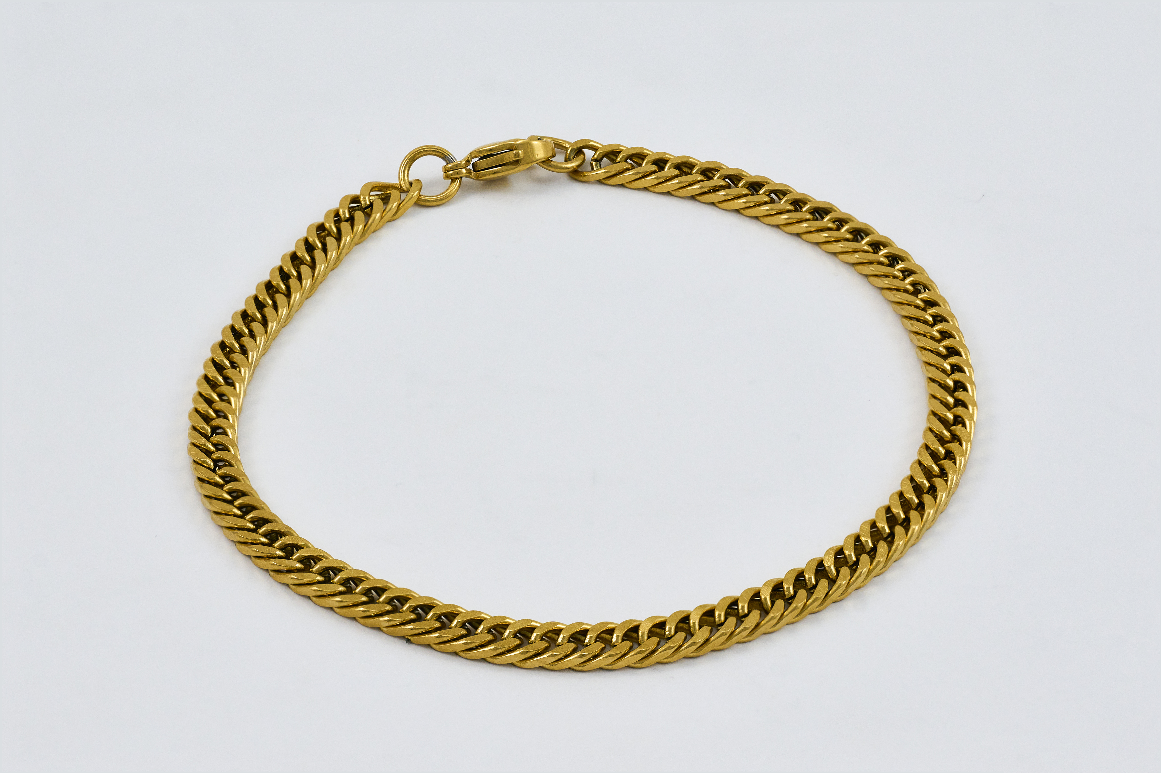 Gouden grove schakelarmband met stevige afwerking