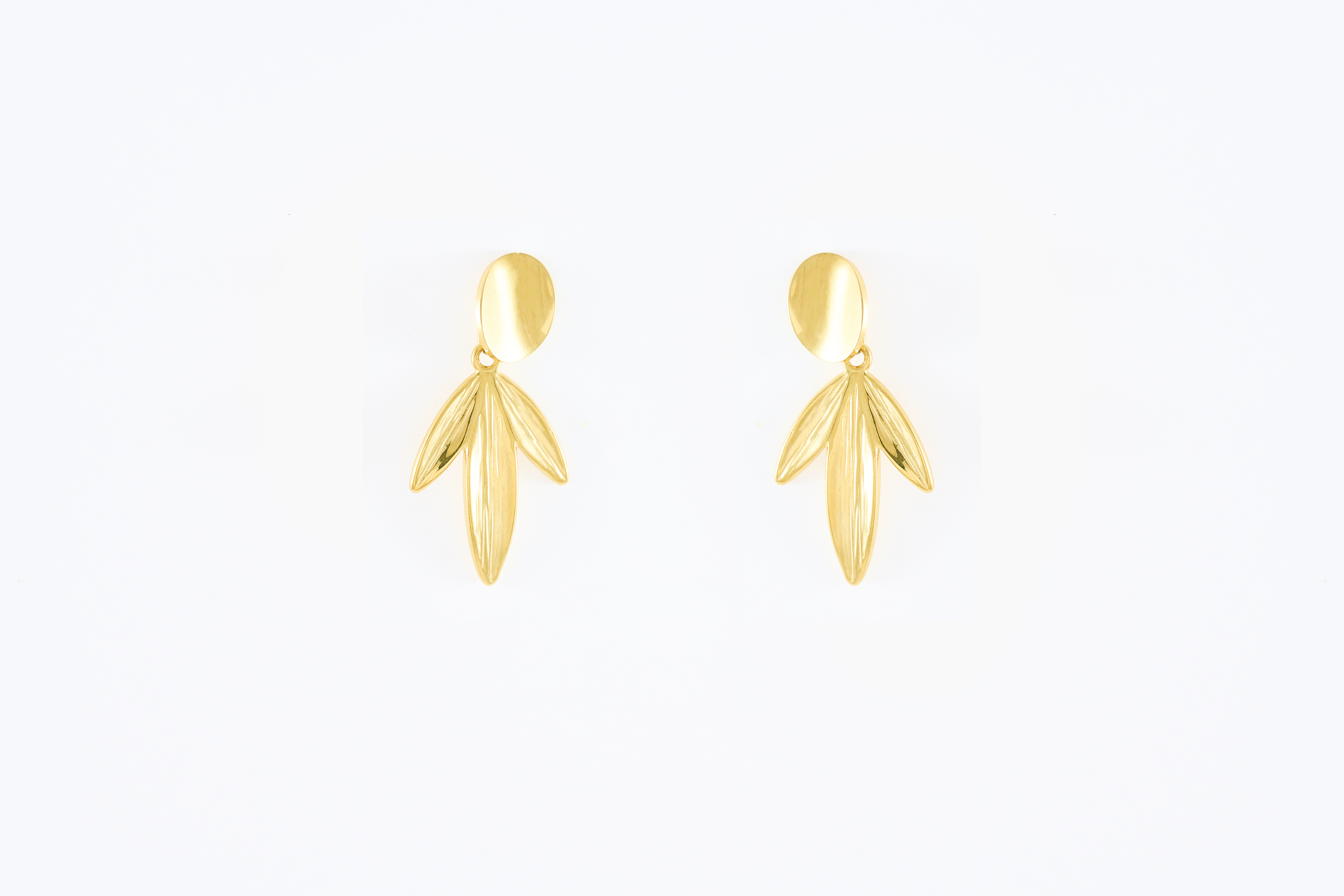 Gouden oorbellen met blaadjes