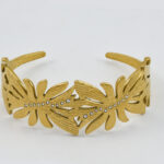 Gouden open bangle met uitgesneden bladeren design