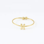 Gouden ring met initiaal "M"