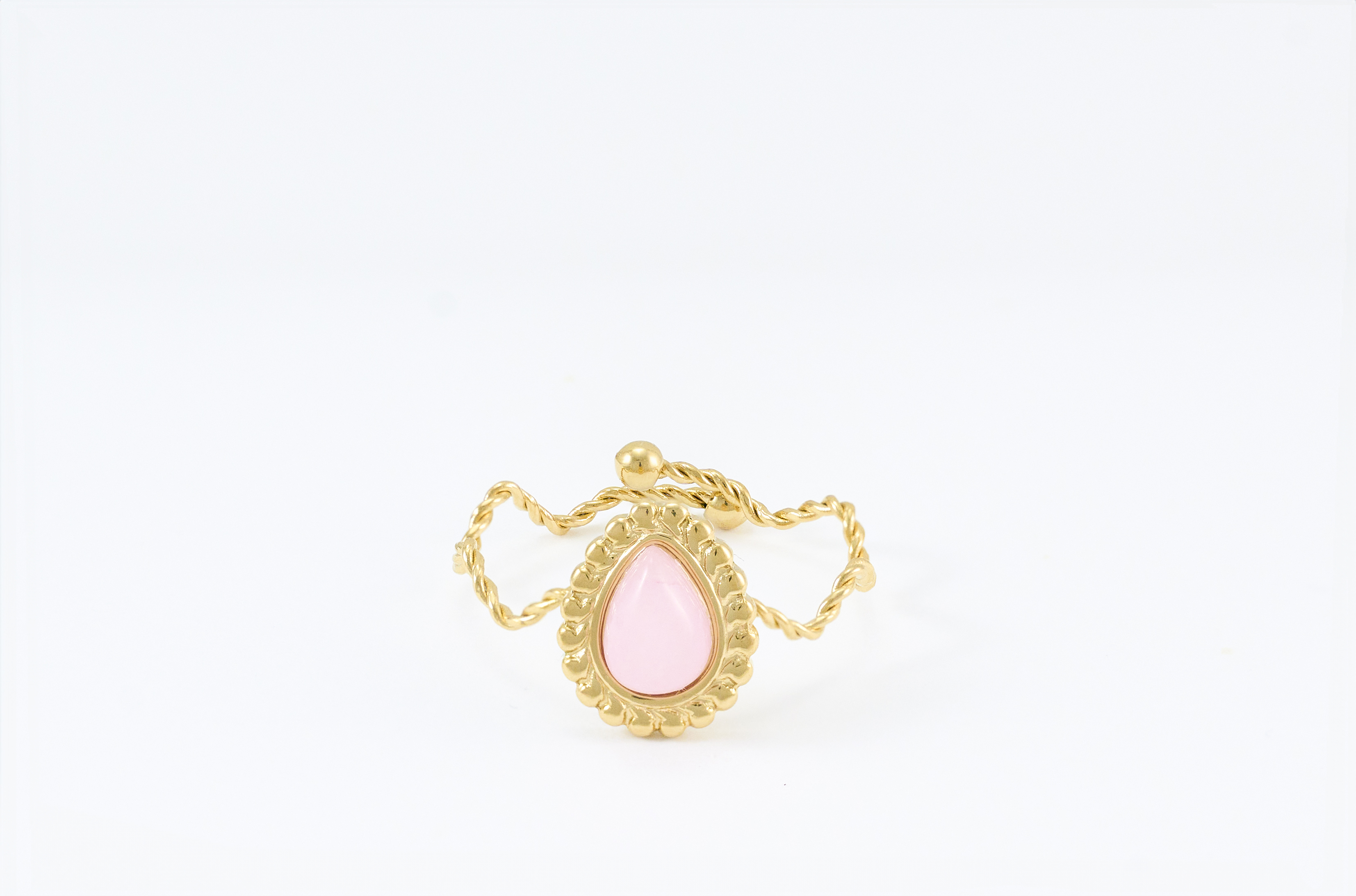 Gouden ring met ovale steen en sierlijke details