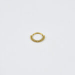 Gouden ringpiercing met subtiel patroon