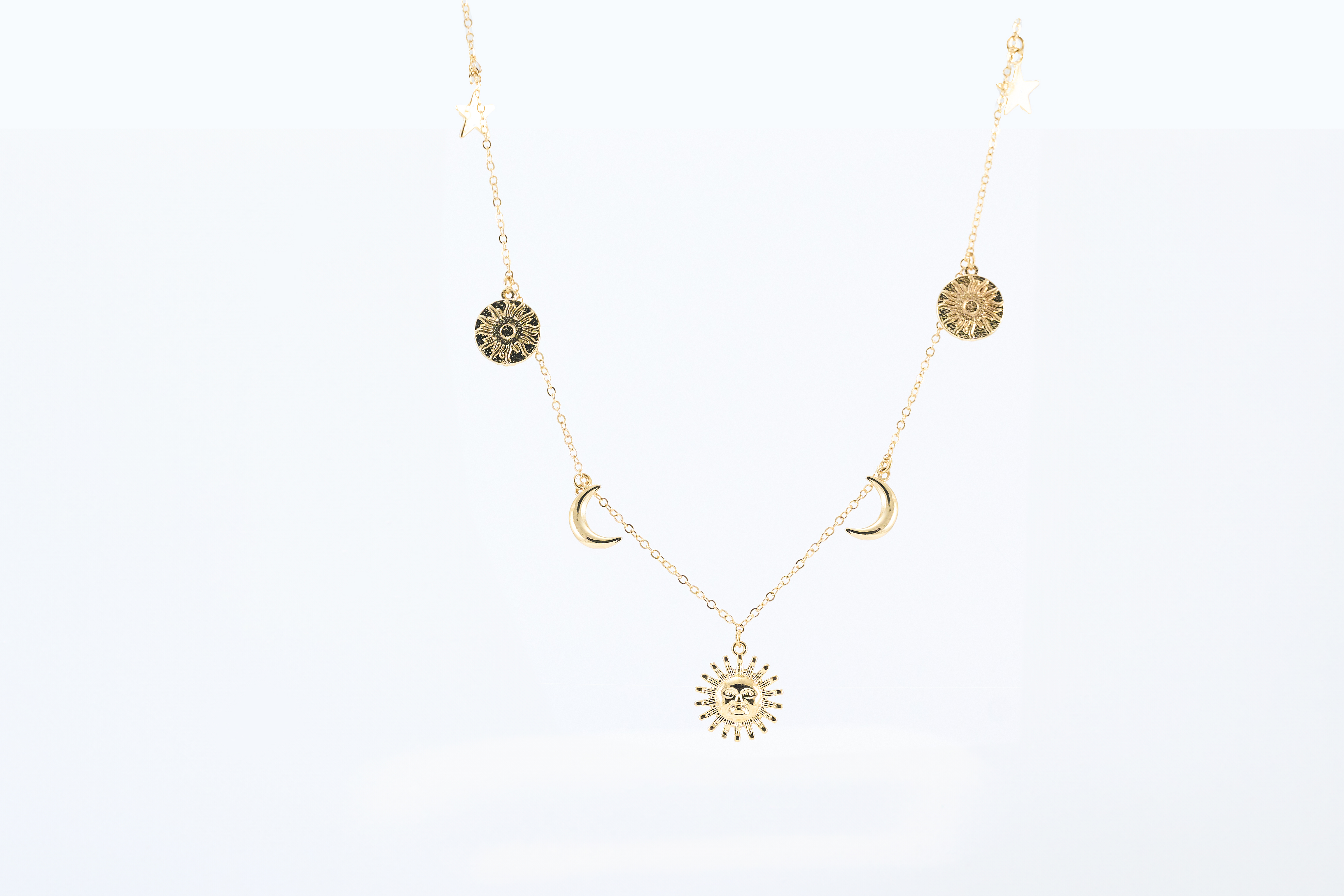 Ketting met gouden muntjes en zonhanger