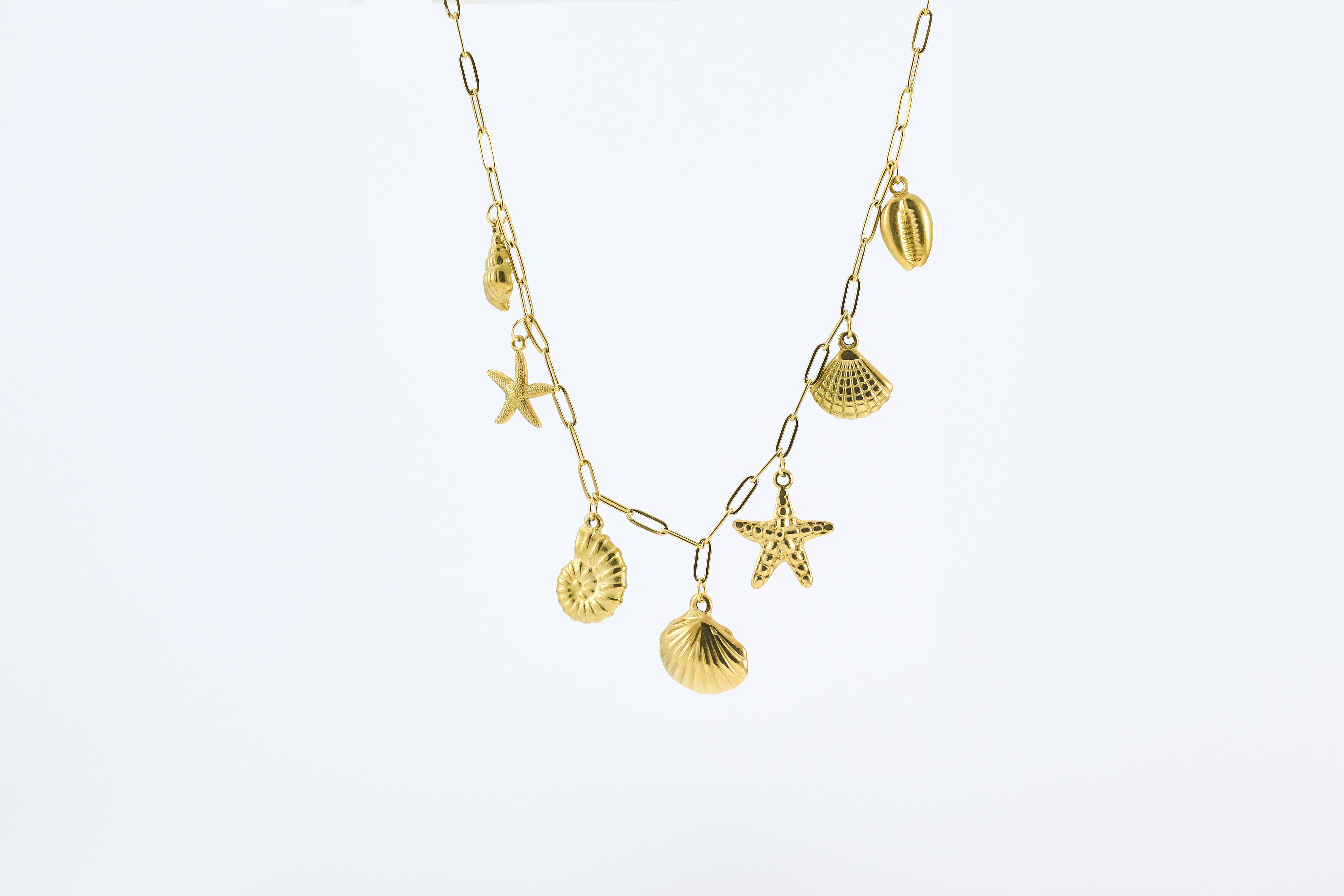 Ketting met gouden schelpjes en hangende bedels