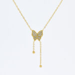 Ketting met gouden vlinder en hangende parels