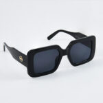 Midnight Luxe – Zwarte vierkante zonnebril met gouden details