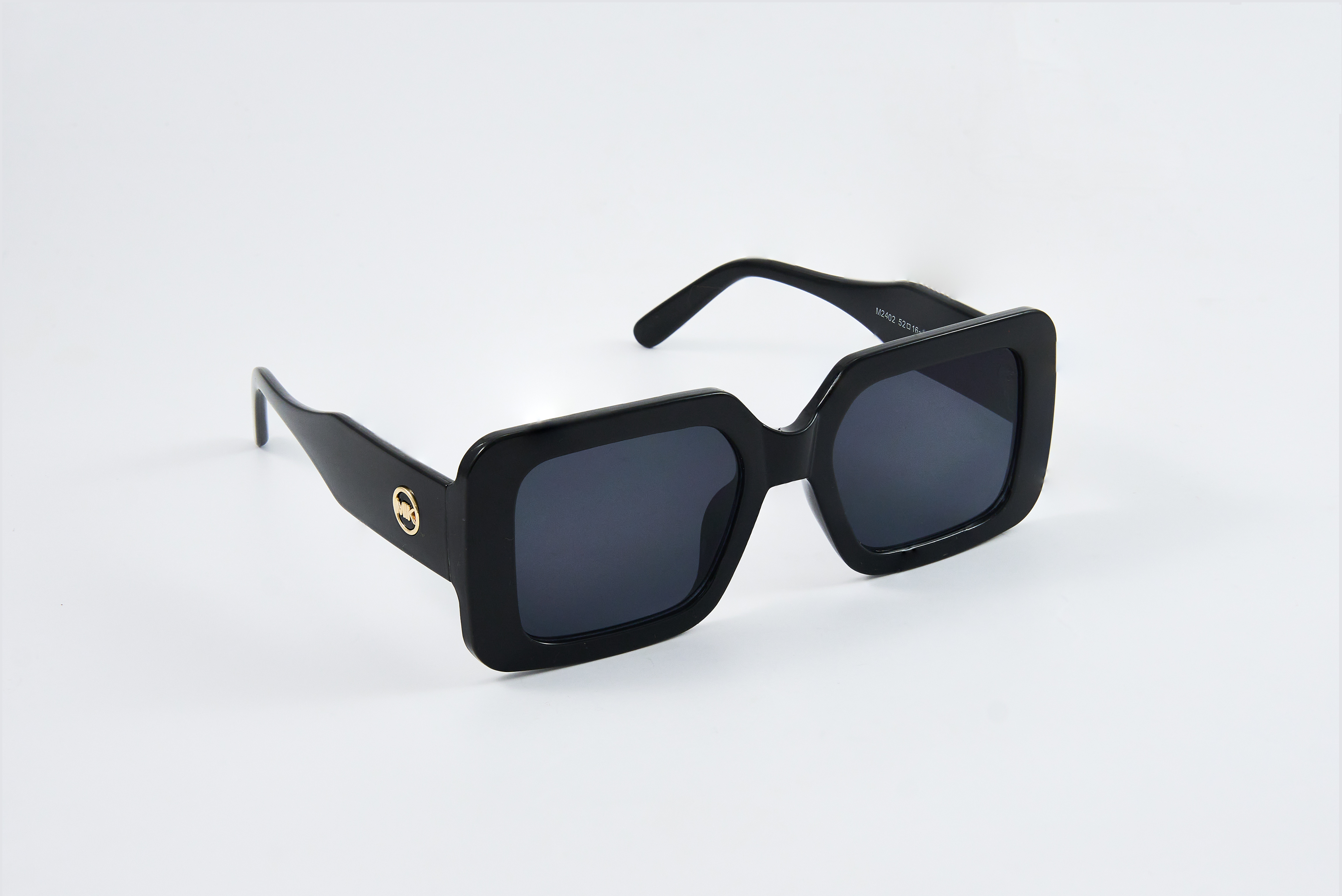 Midnight Luxe – Zwarte vierkante zonnebril met gouden details