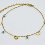 Minimalistische gouden enkelband met turquoise details