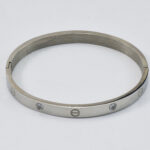 Minimalistische zilveren bangle met rechte sluiting