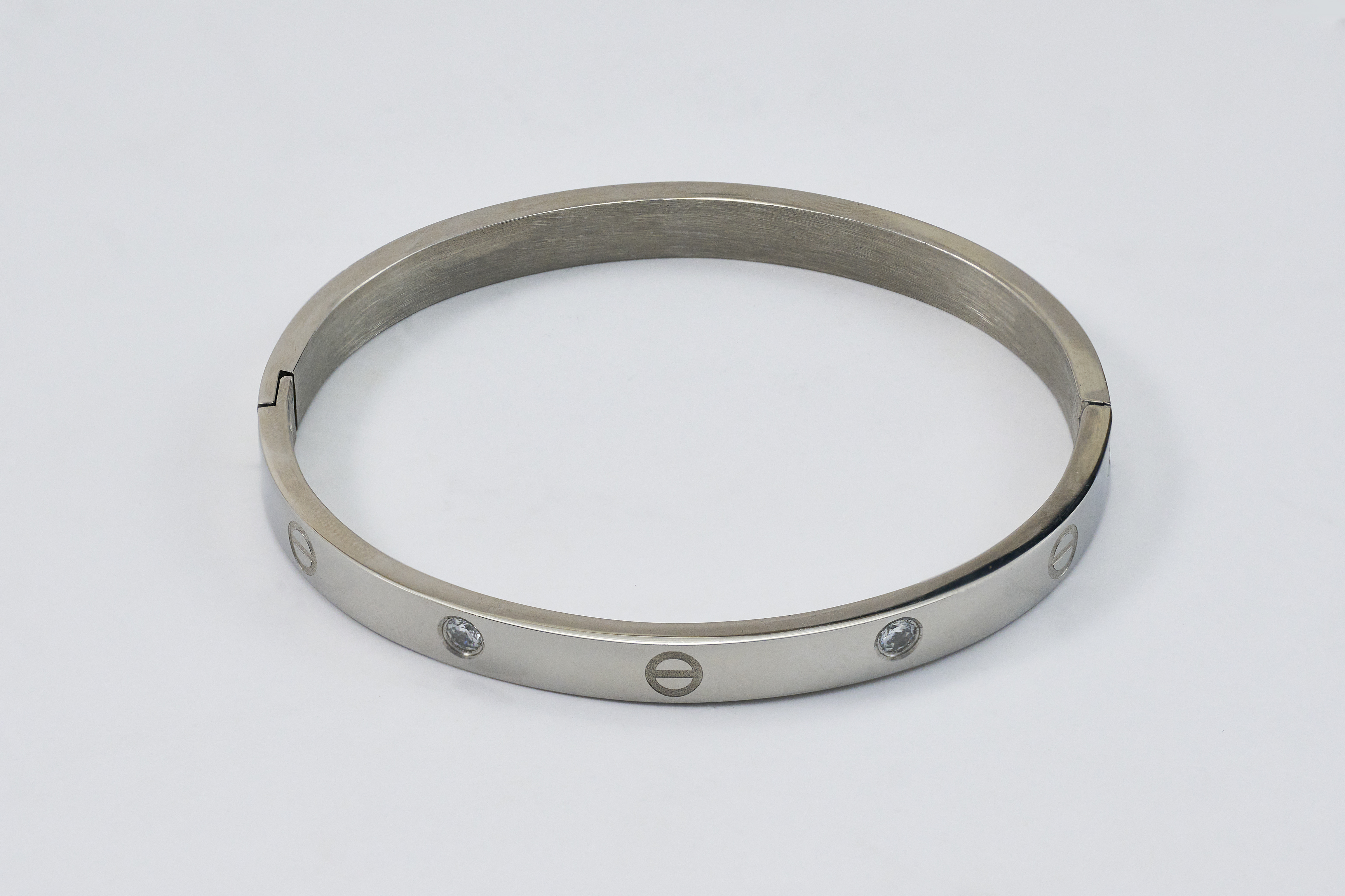 Minimalistische zilveren bangle met rechte sluiting