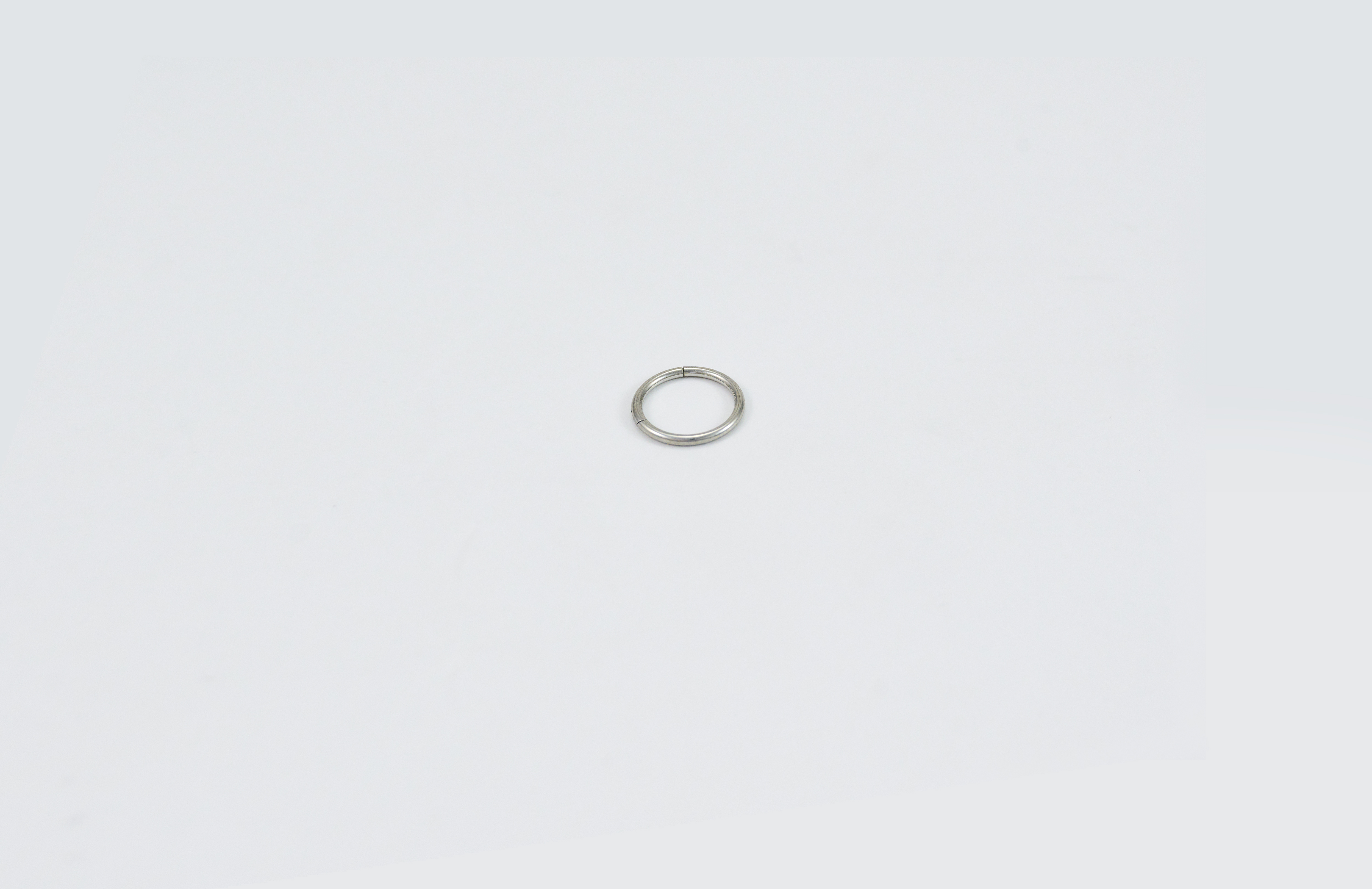 Minimalistische zilveren ringpiercing