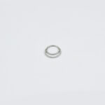 Minimalistische zilveren ringpiercing