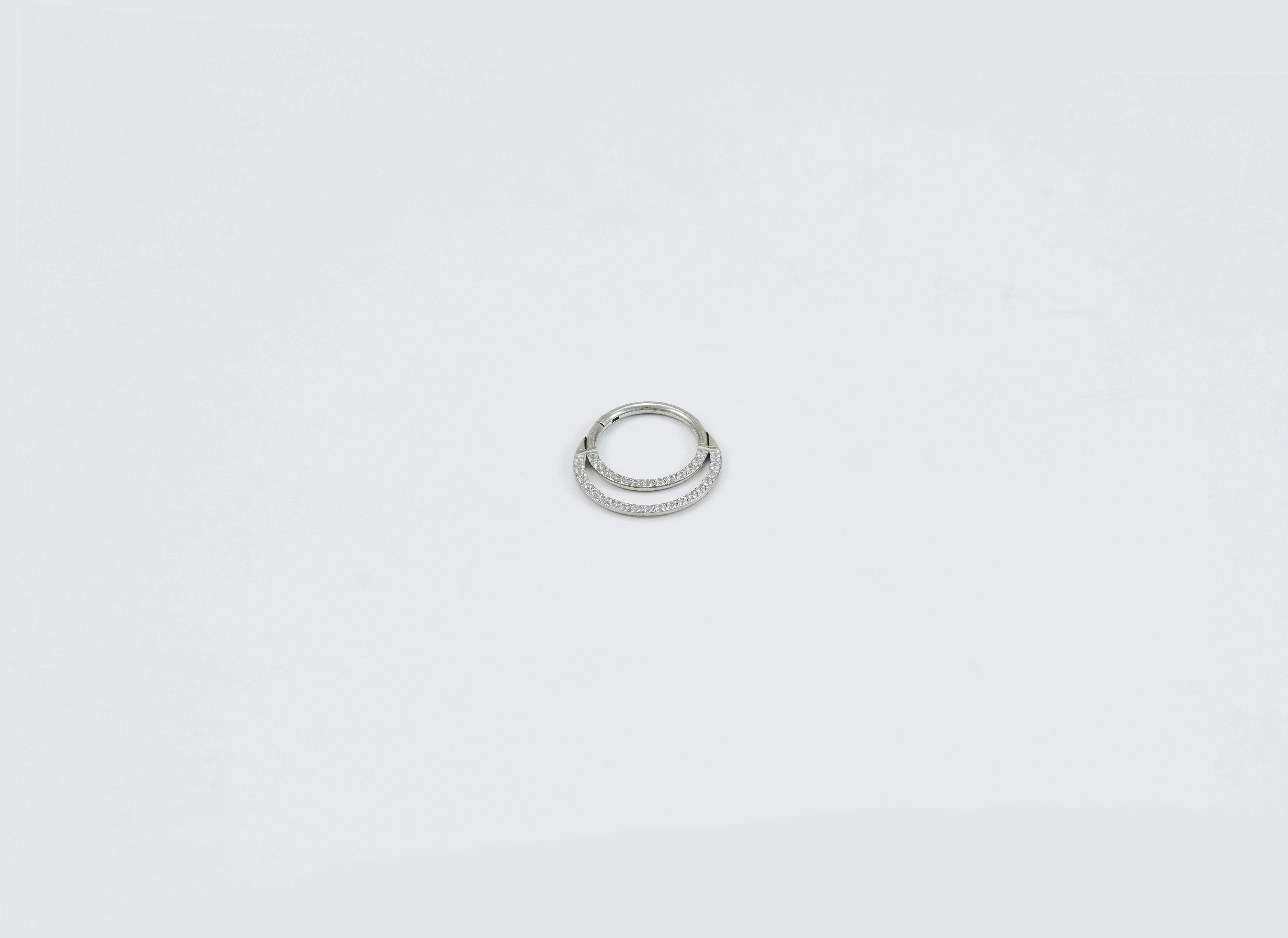 Minimalistische zilveren ringpiercing