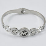 Strakke zilveren armband met subtiele gravure