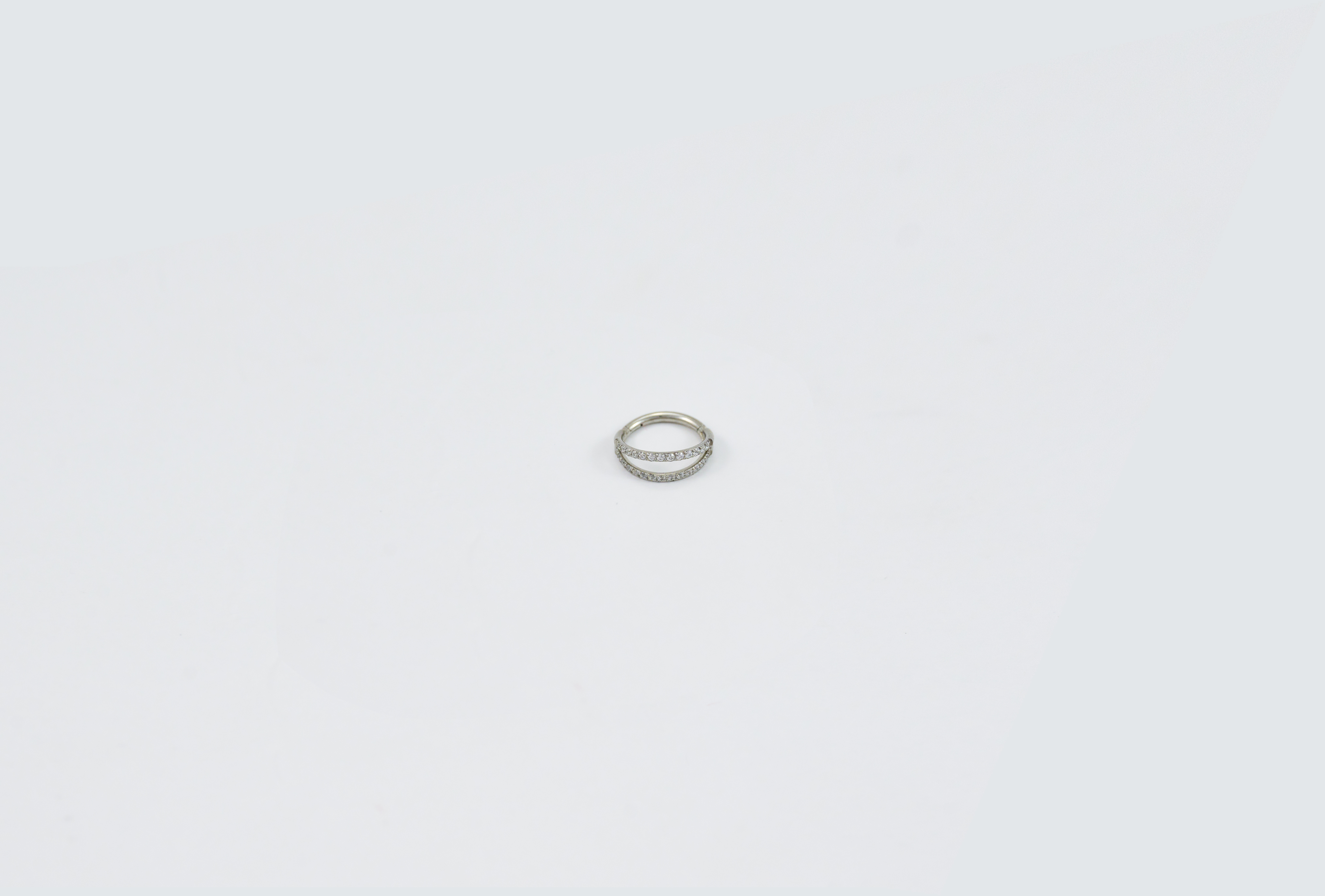 Subtiele zilveren traguspiercing