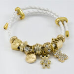 Witte koordarmband met witte parelbedels en klassieke uitstraling