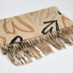 Zachte roze sjaal met subtiele franjes