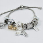 Zilveren armband met bedels en kristallen accenten