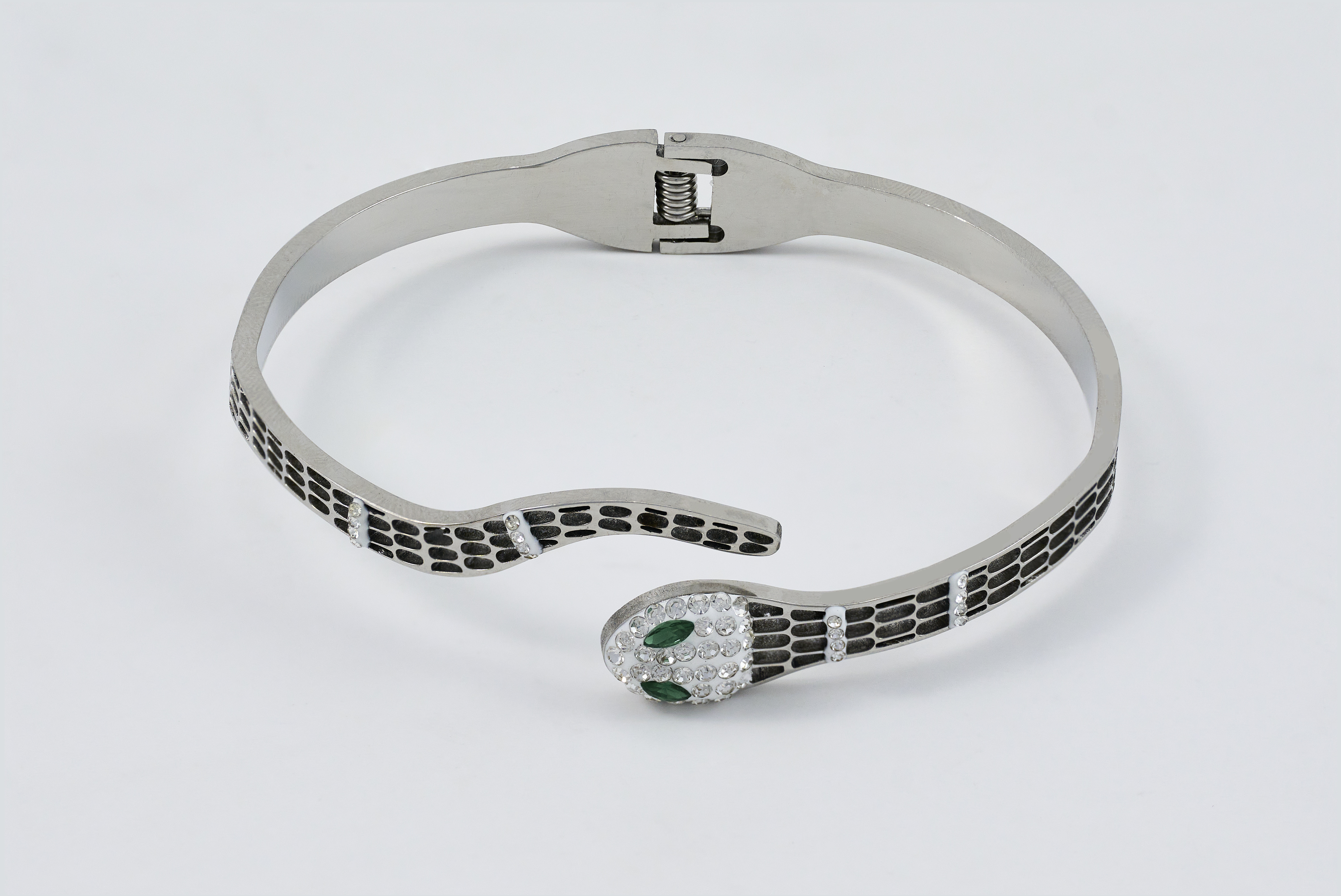 Zilveren armband met kronkelende slang en zwarte steentjes