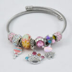 Zilveren bedelarmband met kleurrijke kralen en details