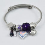 Zilveren bedelarmband met zwarte bedels en een hartje