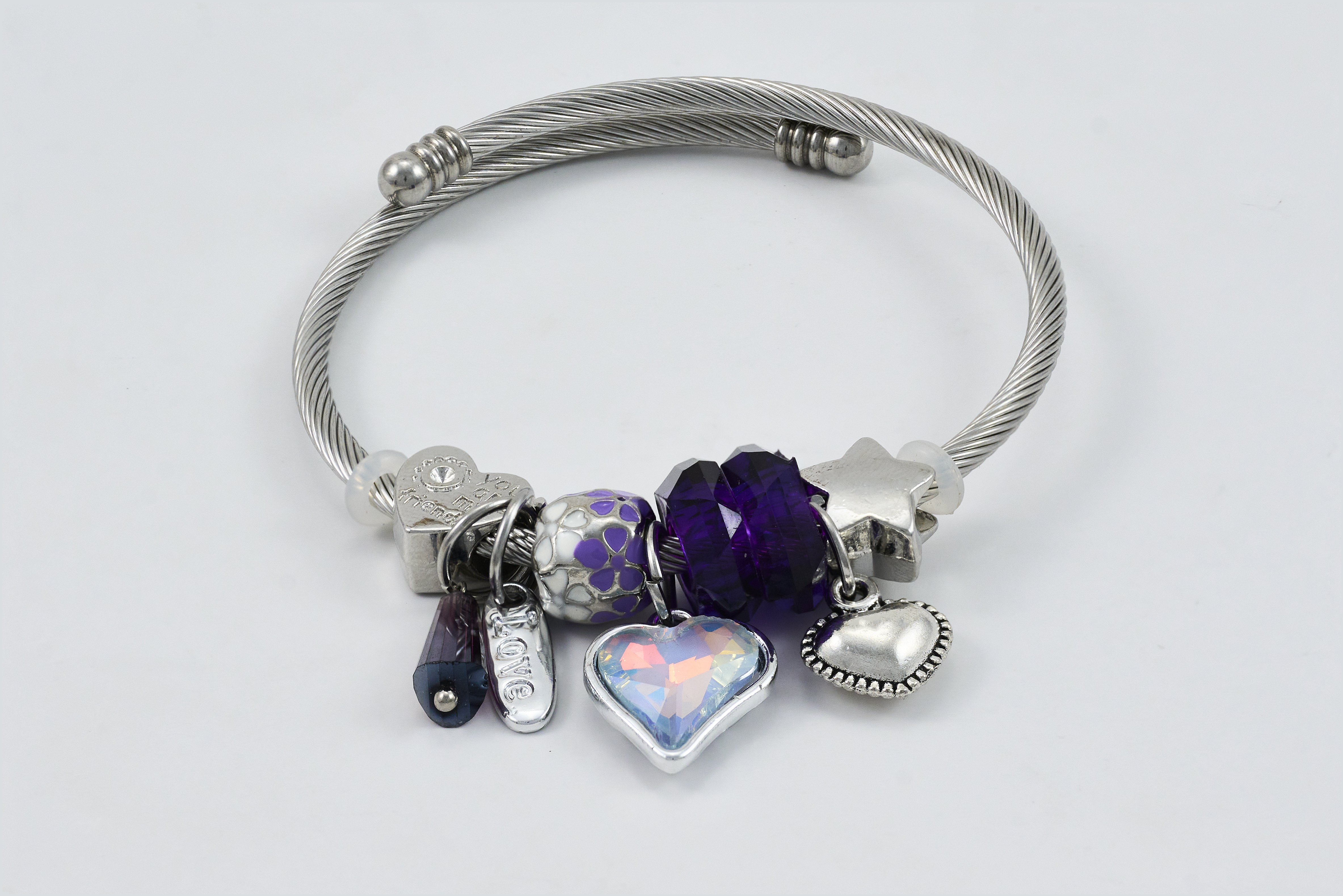 Zilveren bedelarmband met zwarte bedels en een hartje