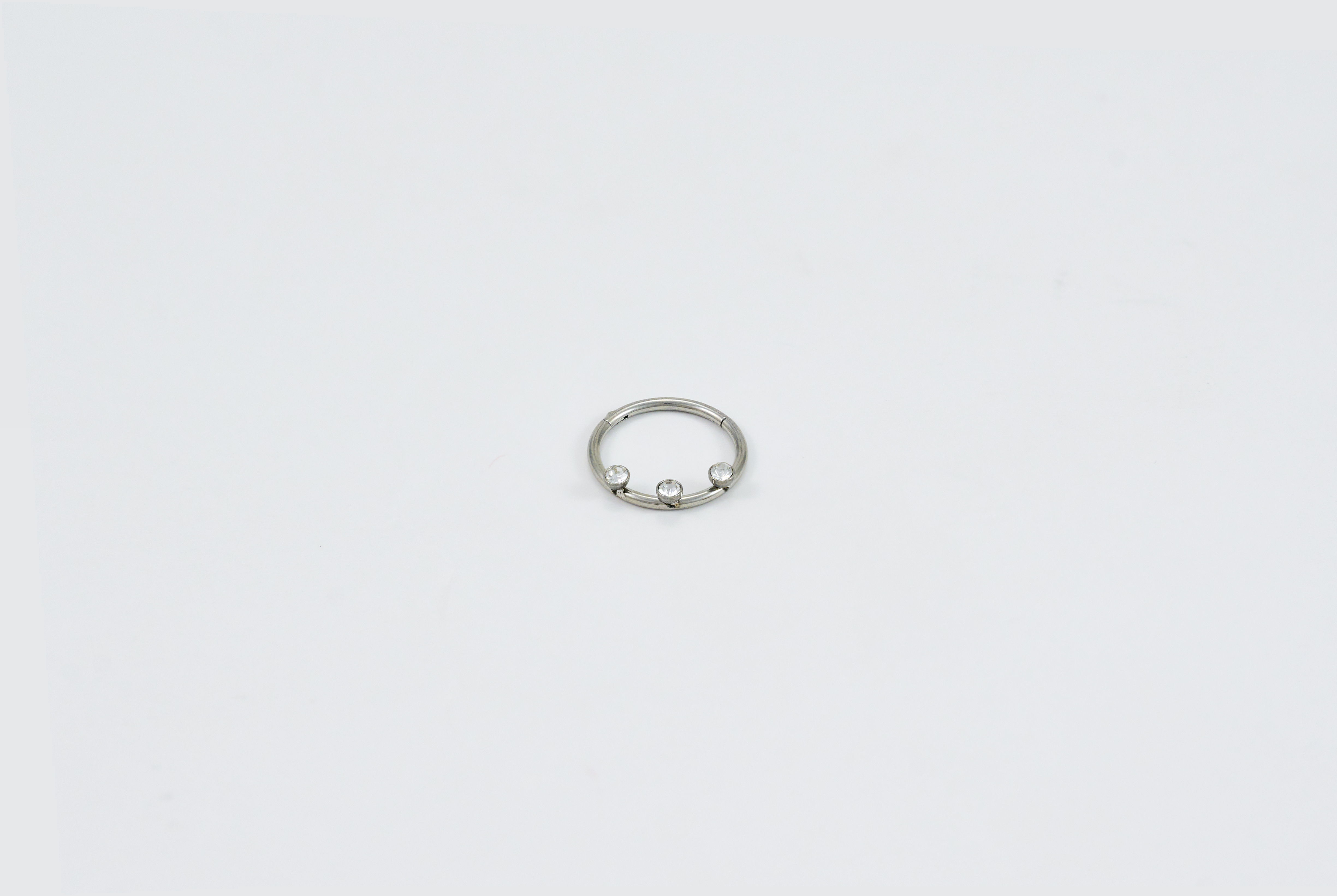 Zilveren ringpiercing met fijne steentjes