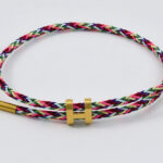 Zwarte koordarmband met gouden staafdetail en sluiting