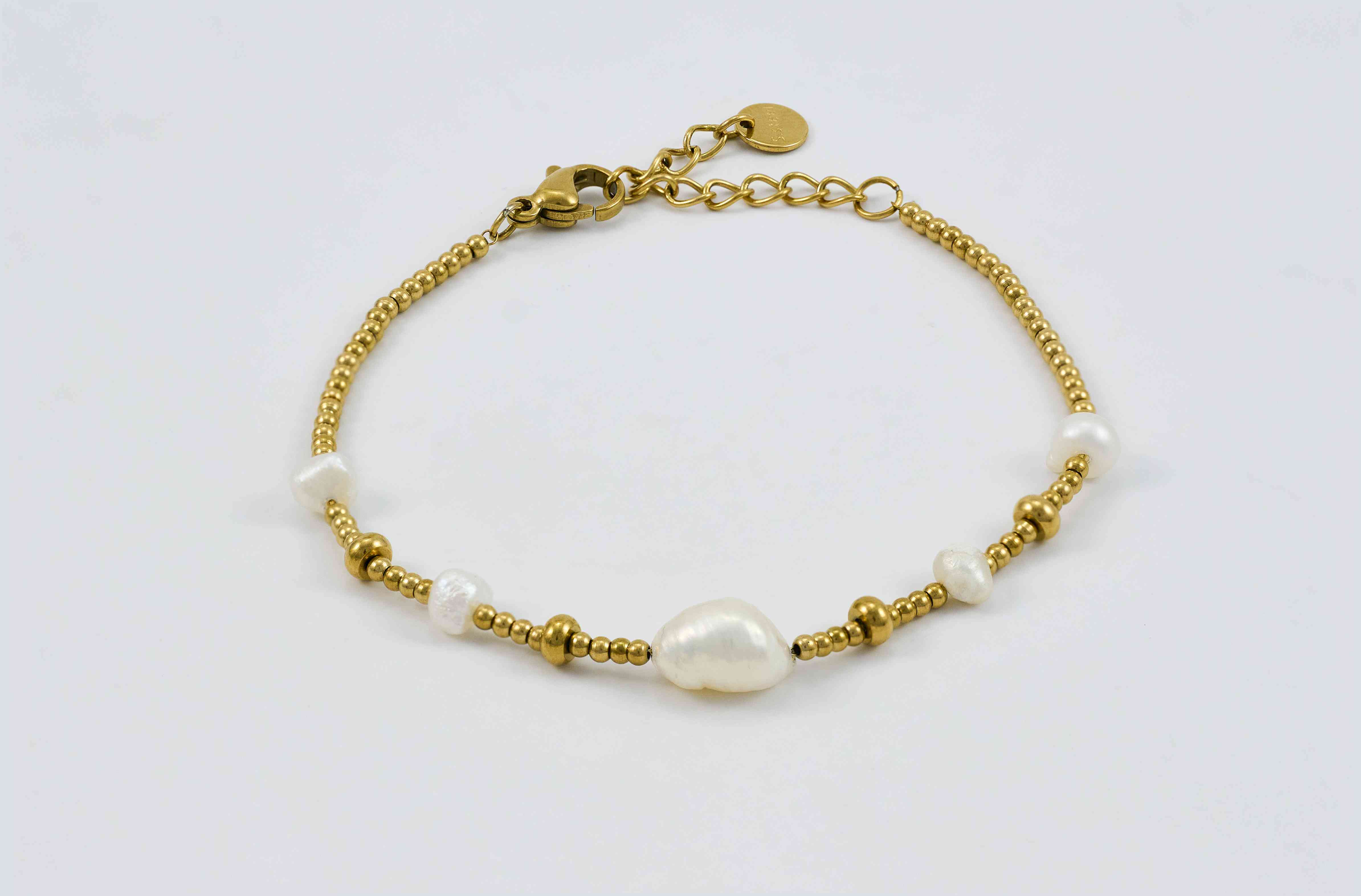 Gouden armband met een centrale parel en fijne schakels