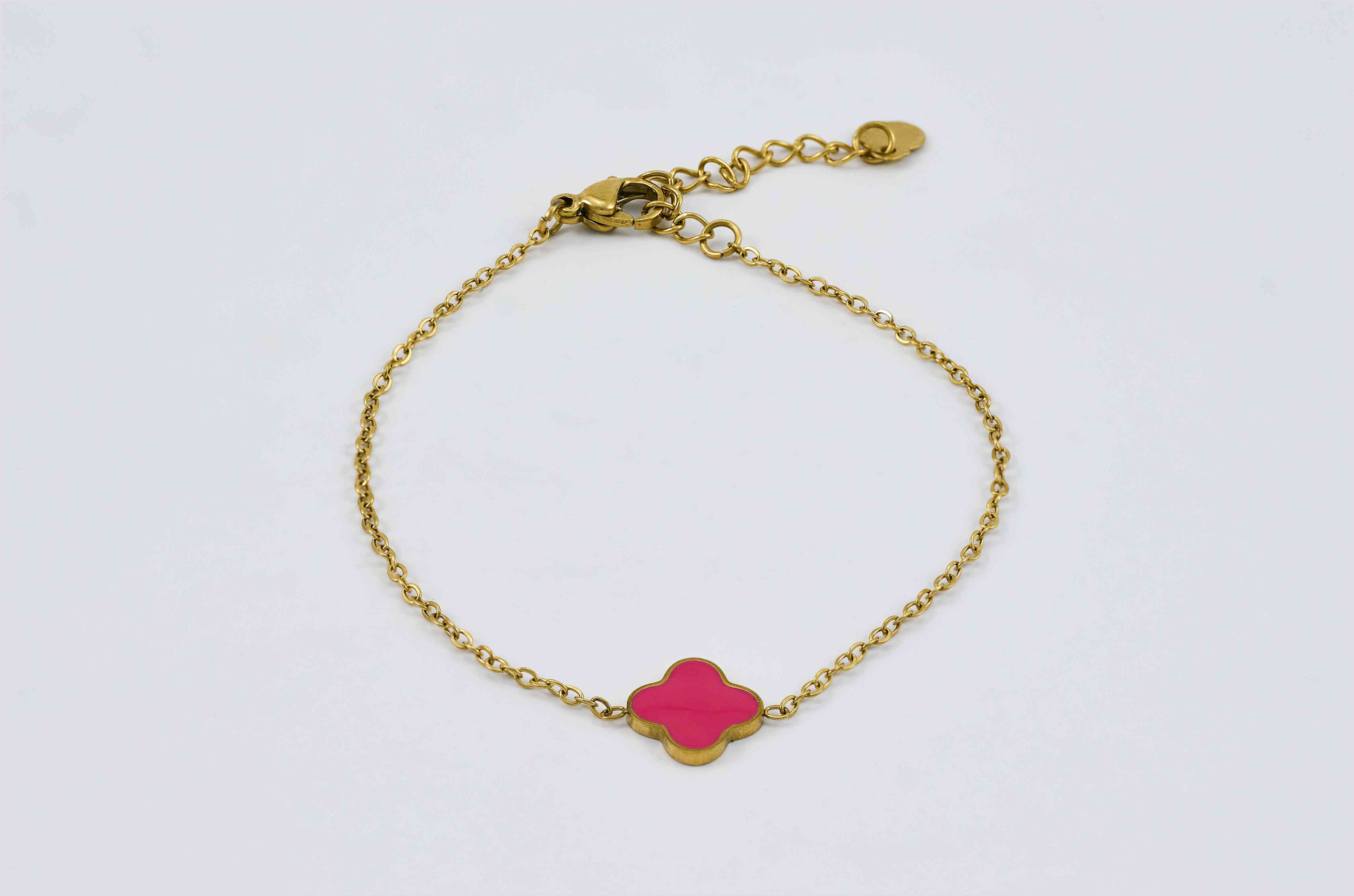Gouden armband met een rood kristal en verfijnde schakels