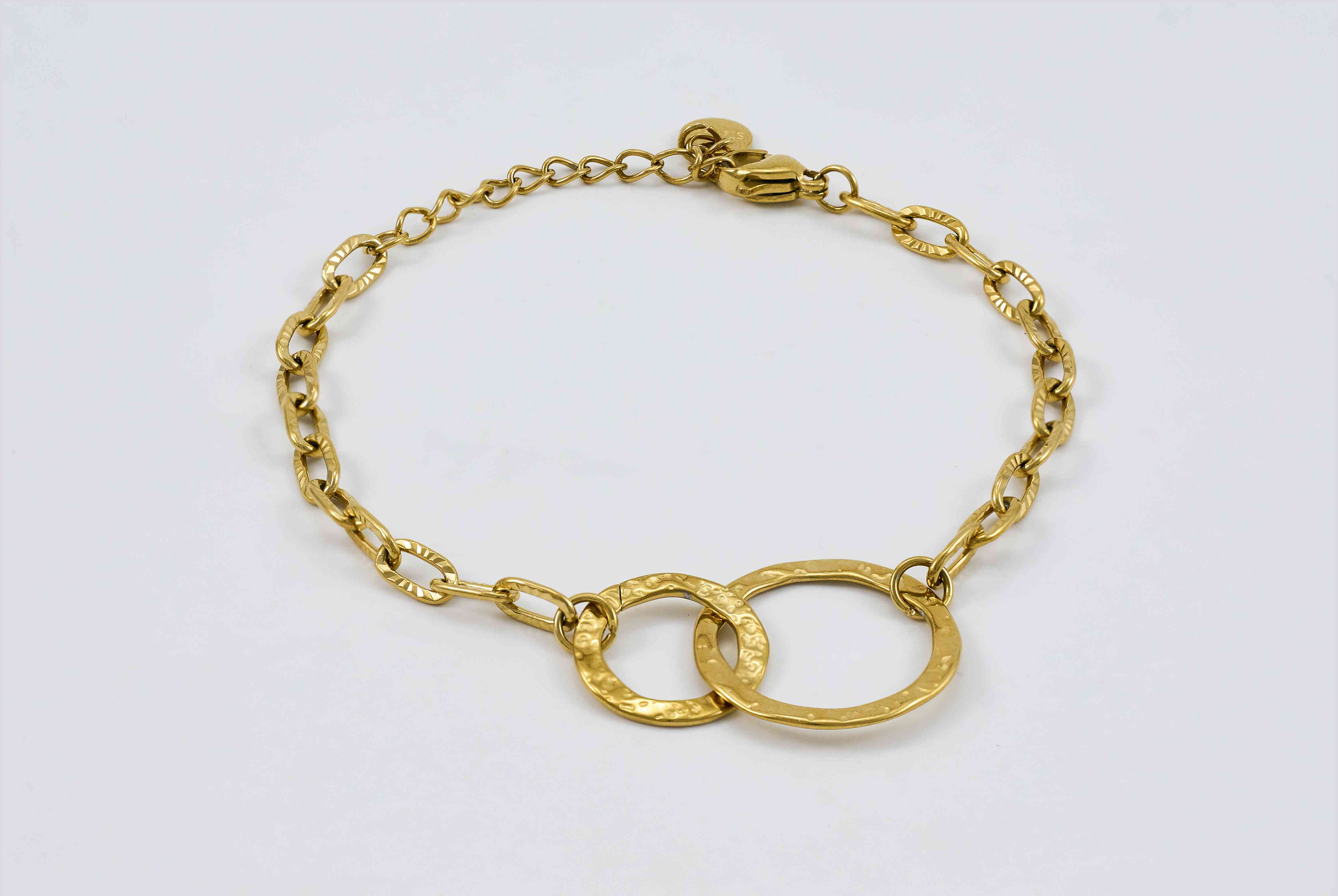 Gouden armband met grotere schakels en speelse vormen