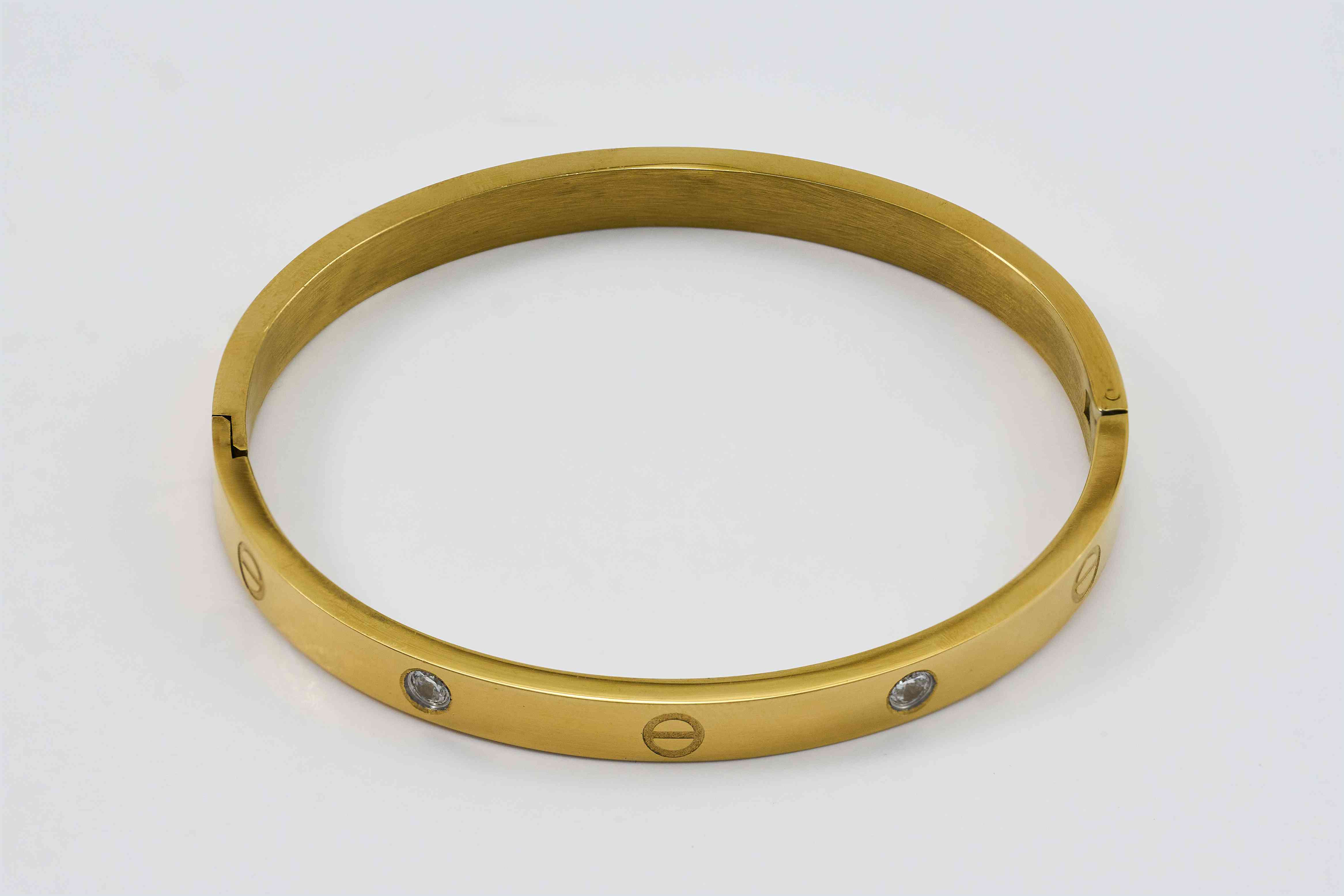 Gouden armband met ingelegde kristallen en open design
