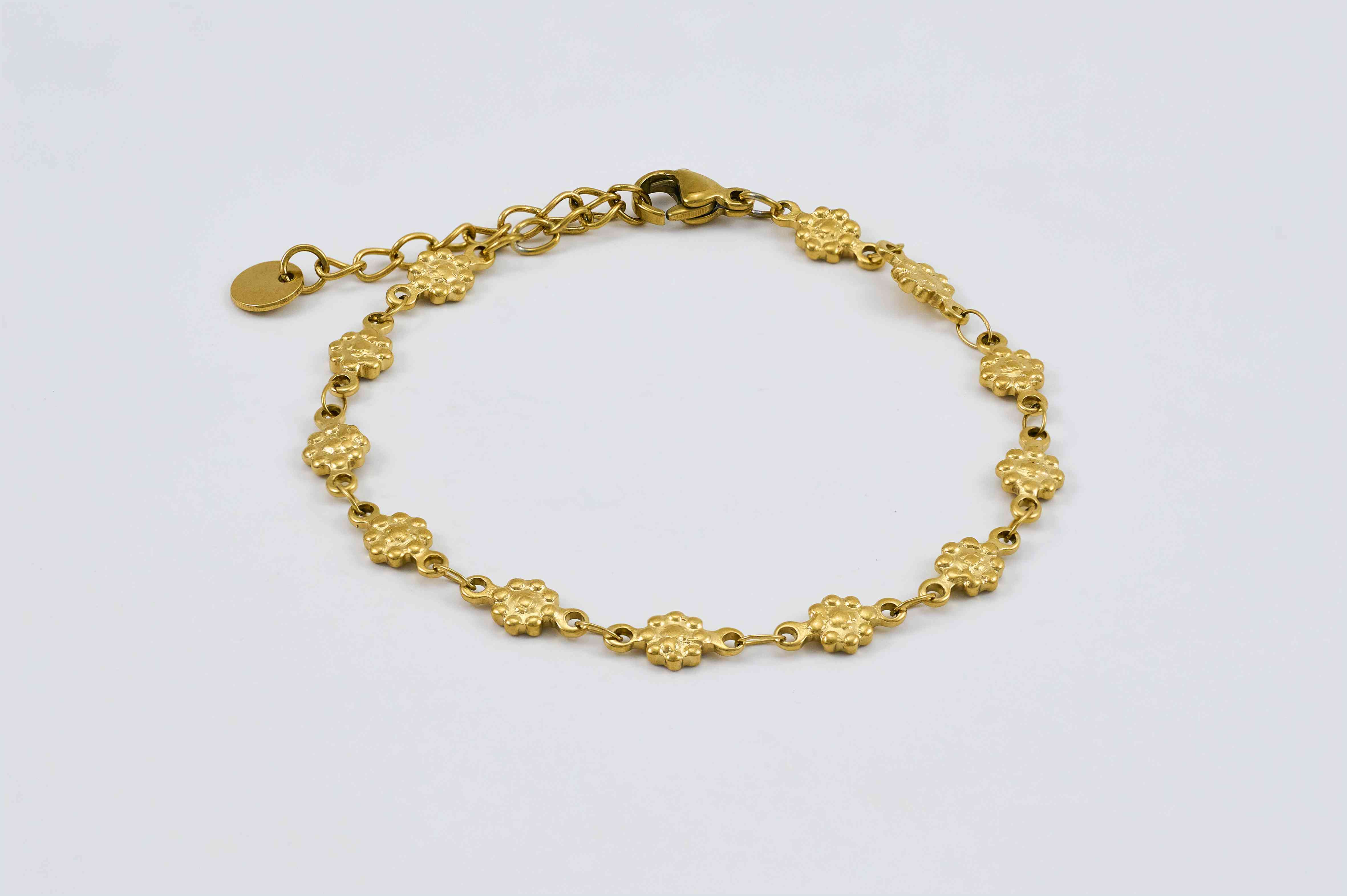Gouden armband met kleine bedels en fijne schakels