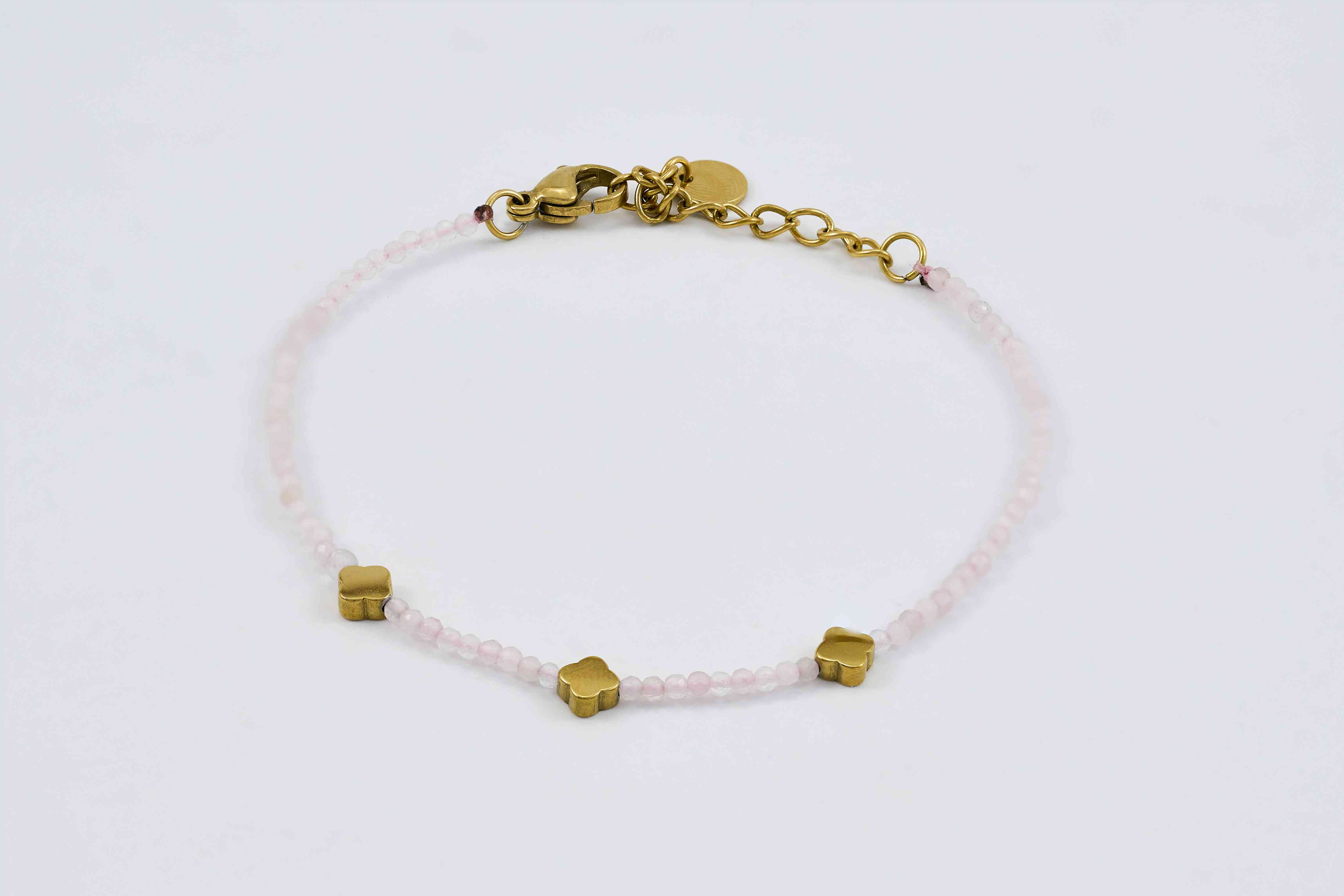 Gouden armband met roze kralen en gouden accenten
