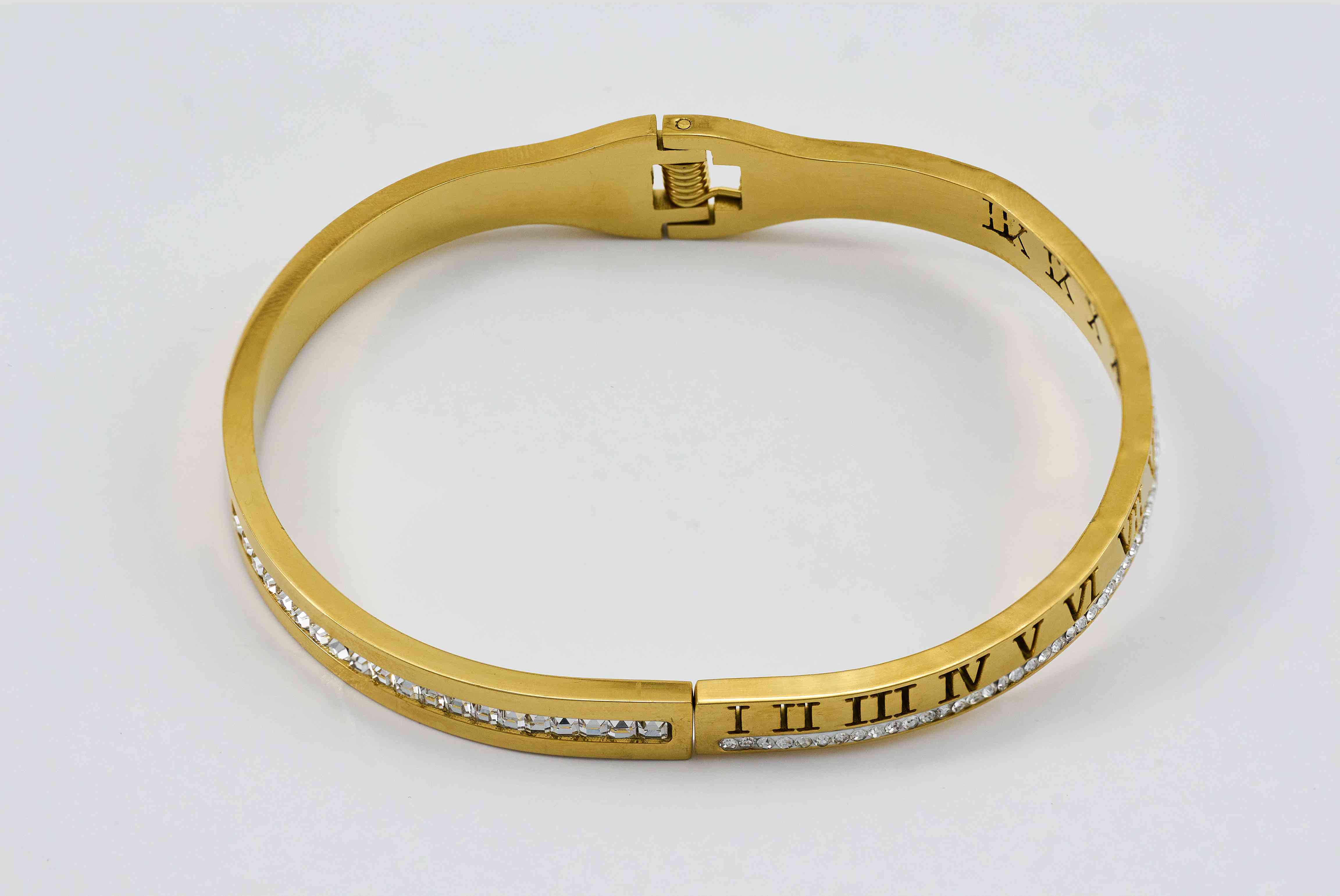 Gouden armband met subtiele ingelegde steentjes en luxe uitstraling