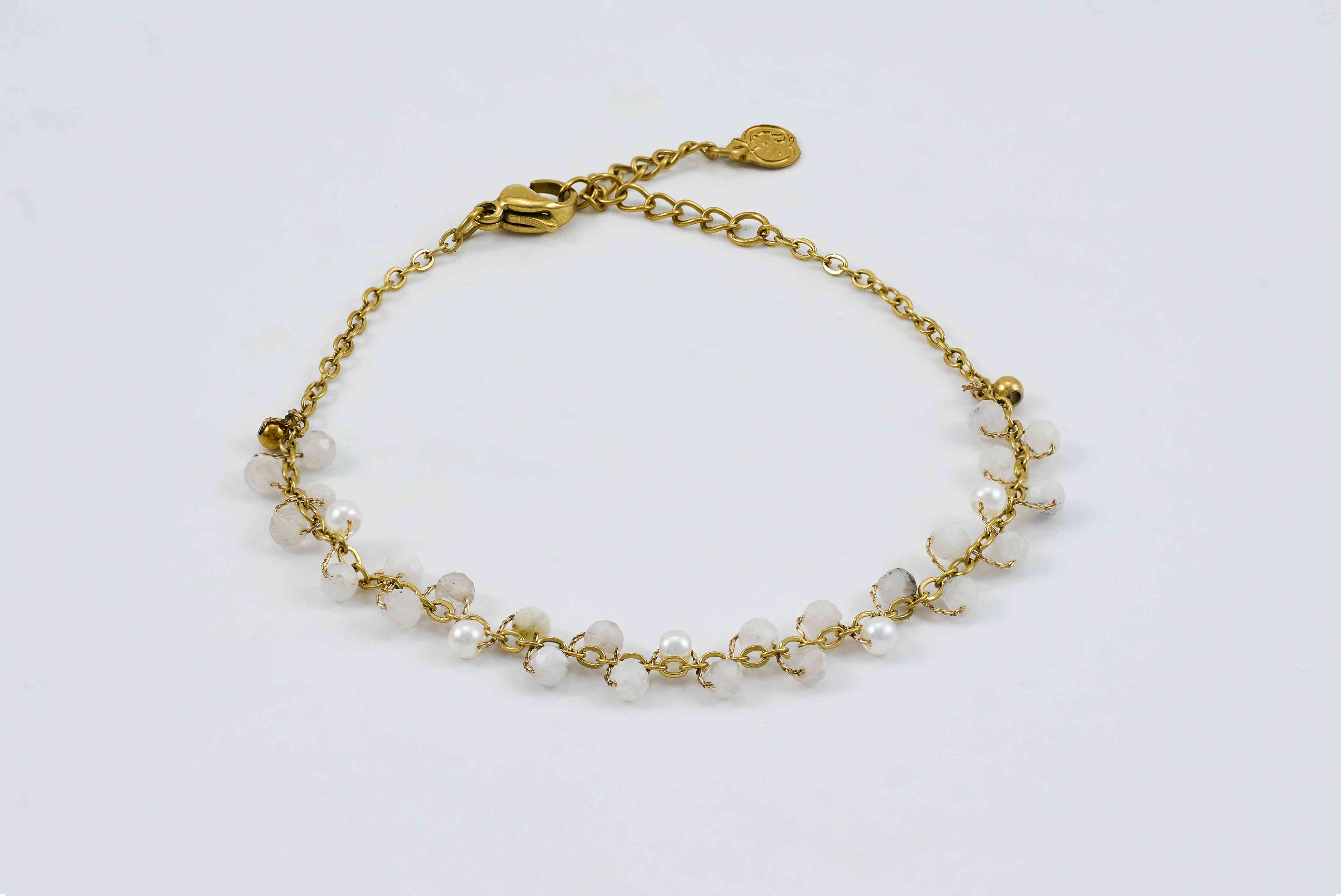 Gouden armband met transparante kralen en elegante details
