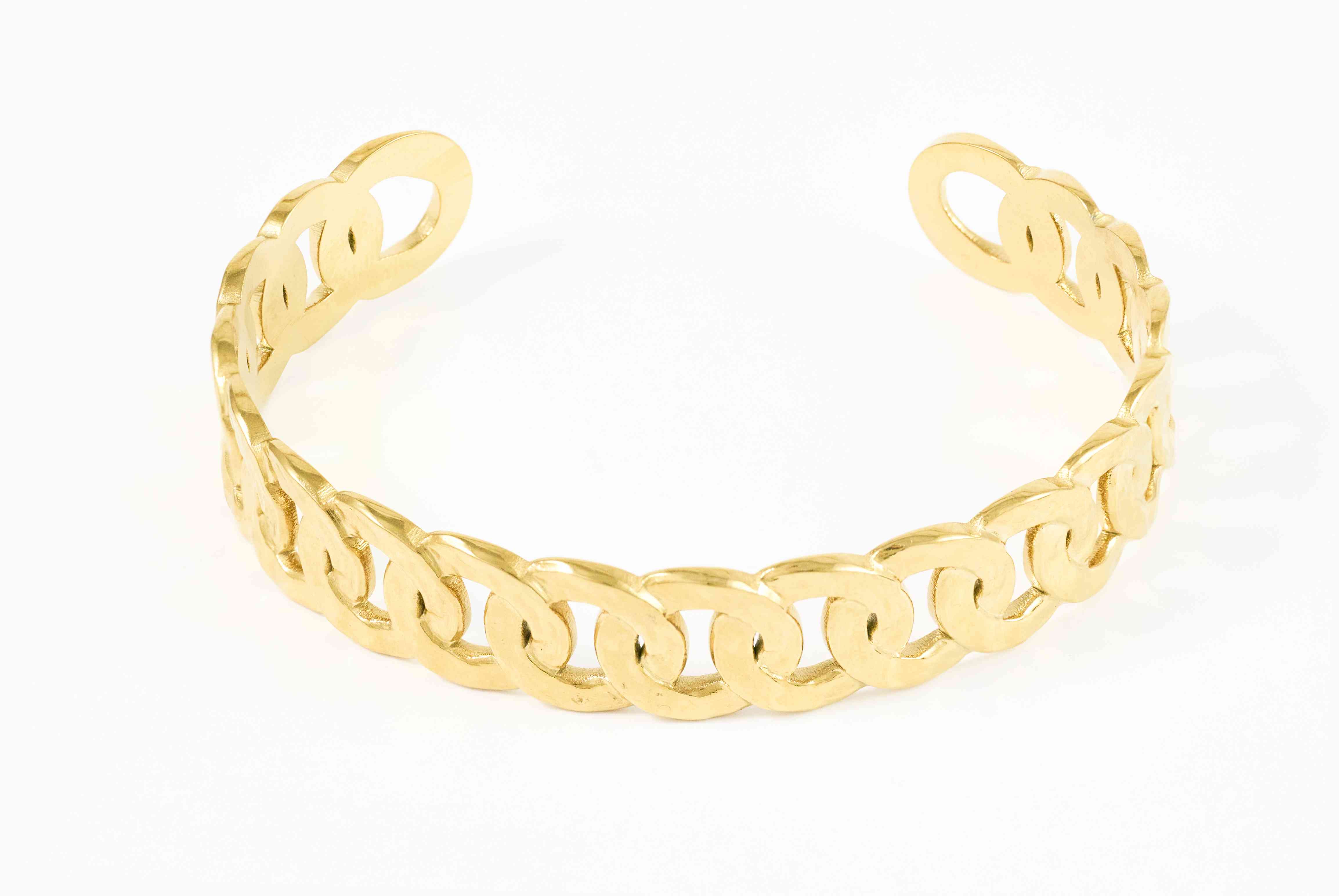 Gouden bangle met grove schakels en stevige uitstraling